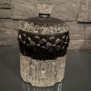 Jolie boite noir et argentée avec des décorations fleurs