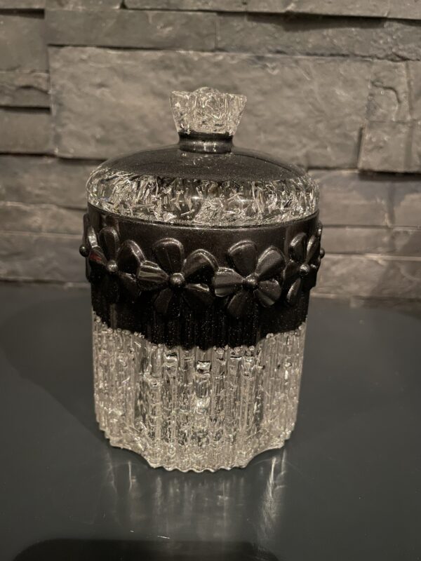 Jolie boite noir et argentée avec des décorations fleurs